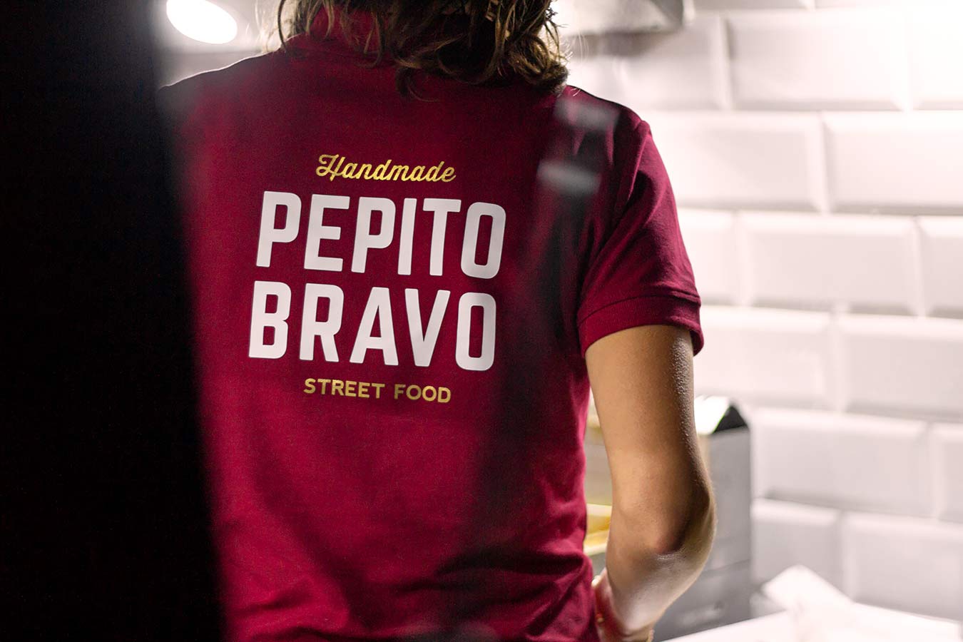 Fotografia corporativa dels uniformes de treball amb la marca de Pepito Bravo estampada a l'esquena.