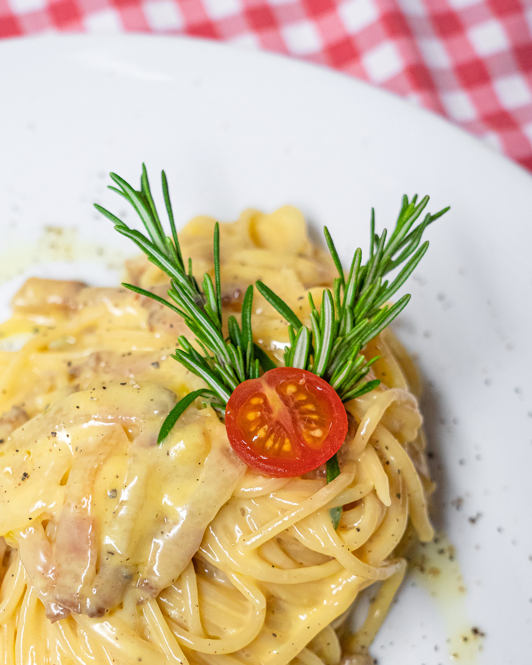 Fotografia gastronòmica d'espaguetis a la carbonara del restaurant Il Cuore de Reus.