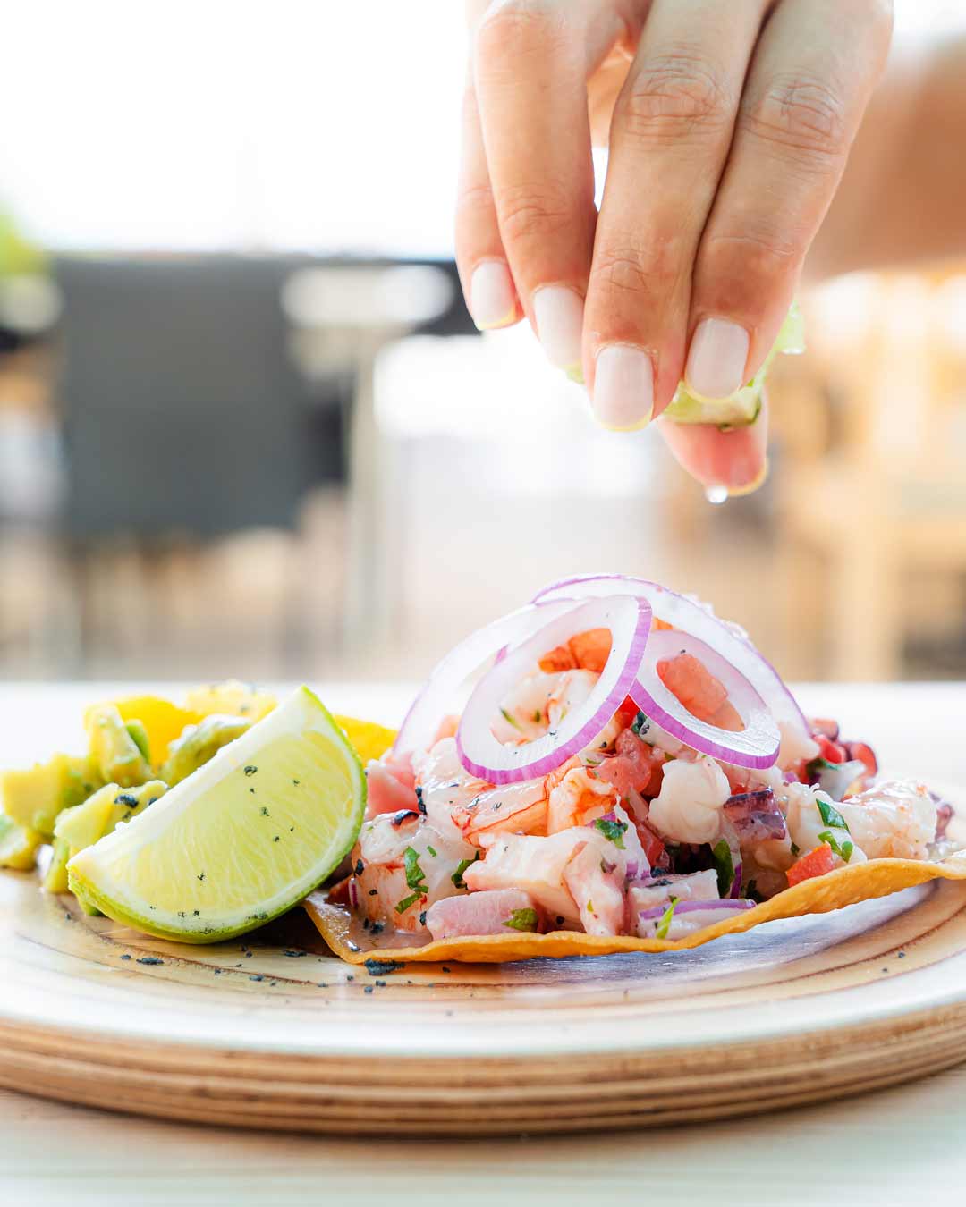 Fotografia gastronòmica de detall esprement llima sobre el cebiche, del Bodegón de Torredembarra.