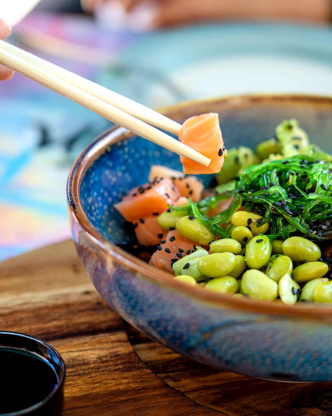 Fotografia gastronòmica de detall d'un poke de salmó i edamame, del Bodegón de Torredembarra.