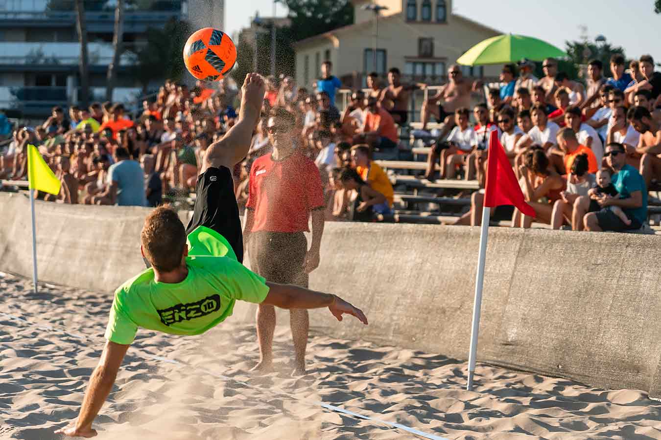 Detall d'una xilena en un dels tornejos de futbol platja, retratats per al reportatge fotogràfic d'esport de platja a l'estiu, dut a terme per a la Regidoria de Turisme de l'Ajuntament de Torredembarra.