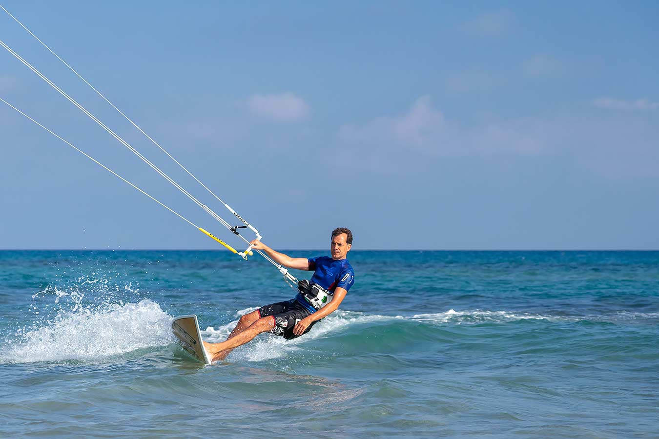 Fotografia de kite surf per al reportatge fotogràfic d'esports de platja a l'estiu, dut a terme per a la Regidoria de Turisme de l'Ajuntament de Torredembarra.
