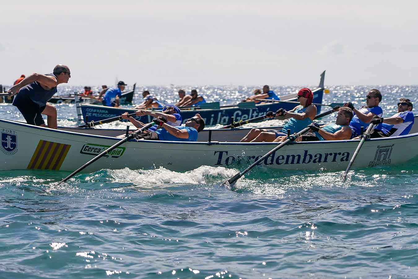 Imatge de rem (llagut català) com a part del reportatge fotogràfic d'esport de platja a l'estiu, realitzat per a la Regidoria de Turisme de l'Ajuntament de Torredembarra.