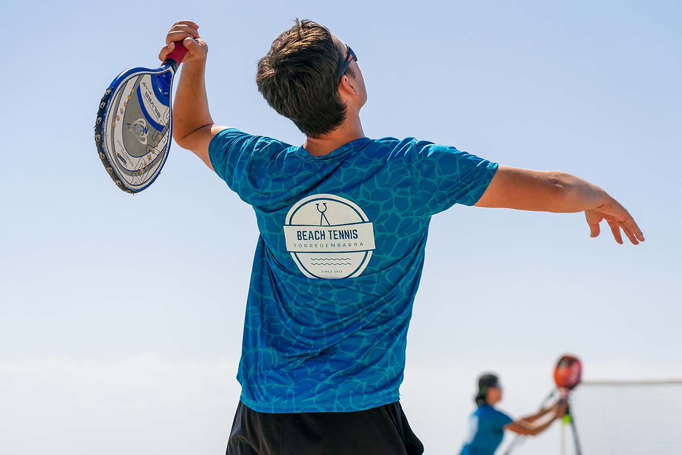 Imatge d'un partit de tenis platja per al reportatge fotogràfic d'esport de platja a l'estiu, dut a terme per a la Regidoria de Turisme de l'Ajuntament de Torredembarra.