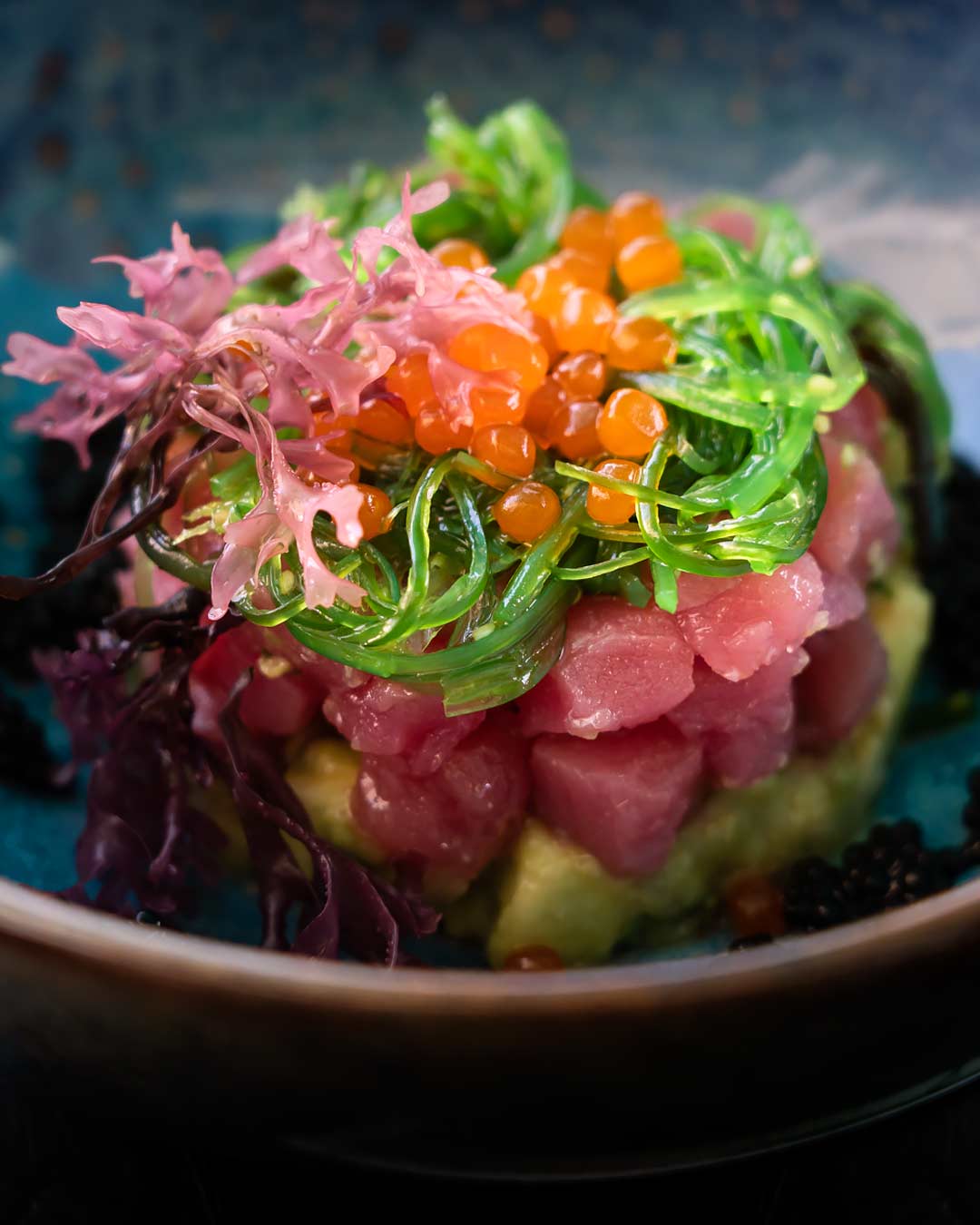 Fotografia gastronòmica de detall d'un tàrtar de tonyina amb algues, del Bodegón de Torredembarra.
