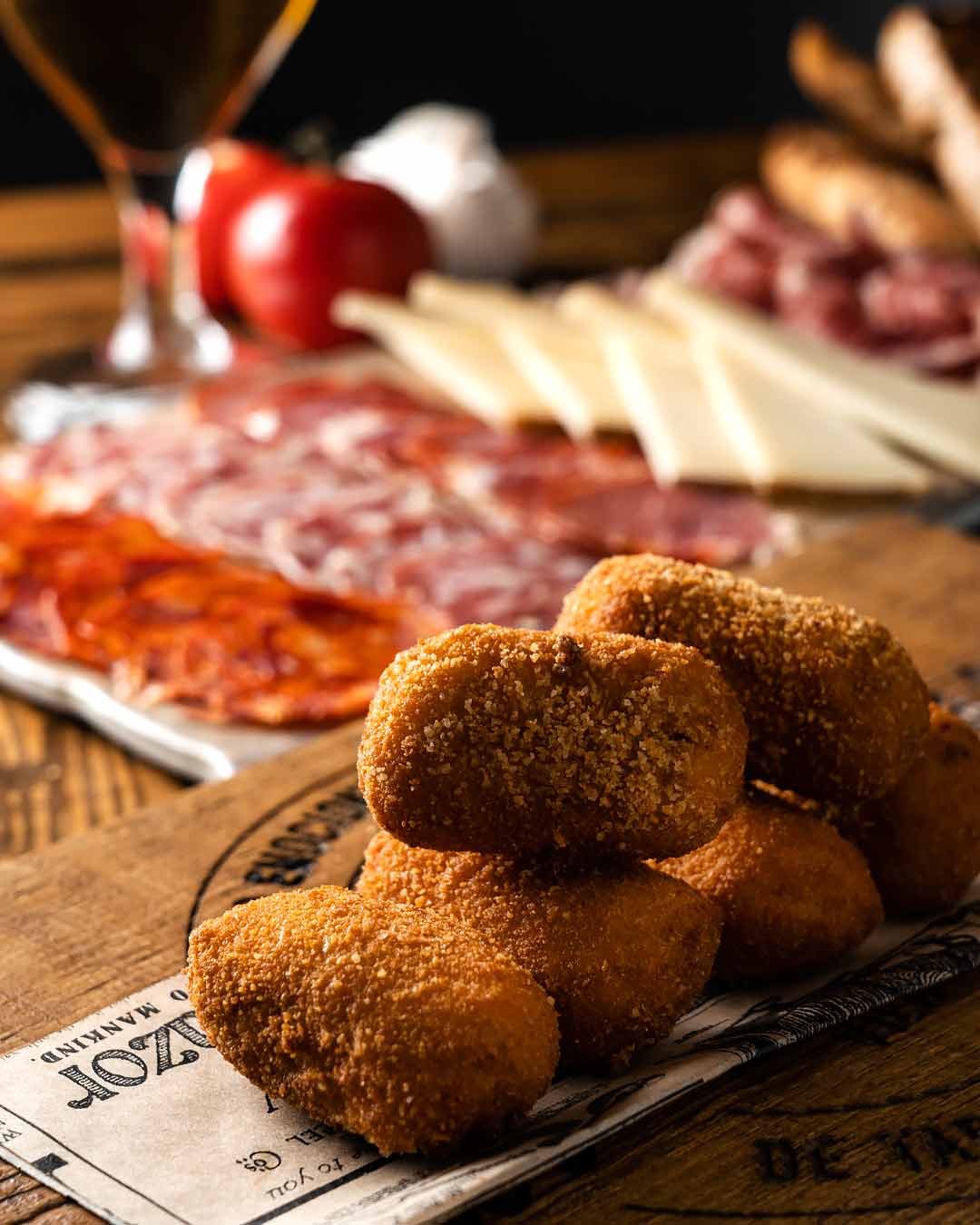 Imatge per a xarxes socials d'una taula d'embotits amb croquetes.